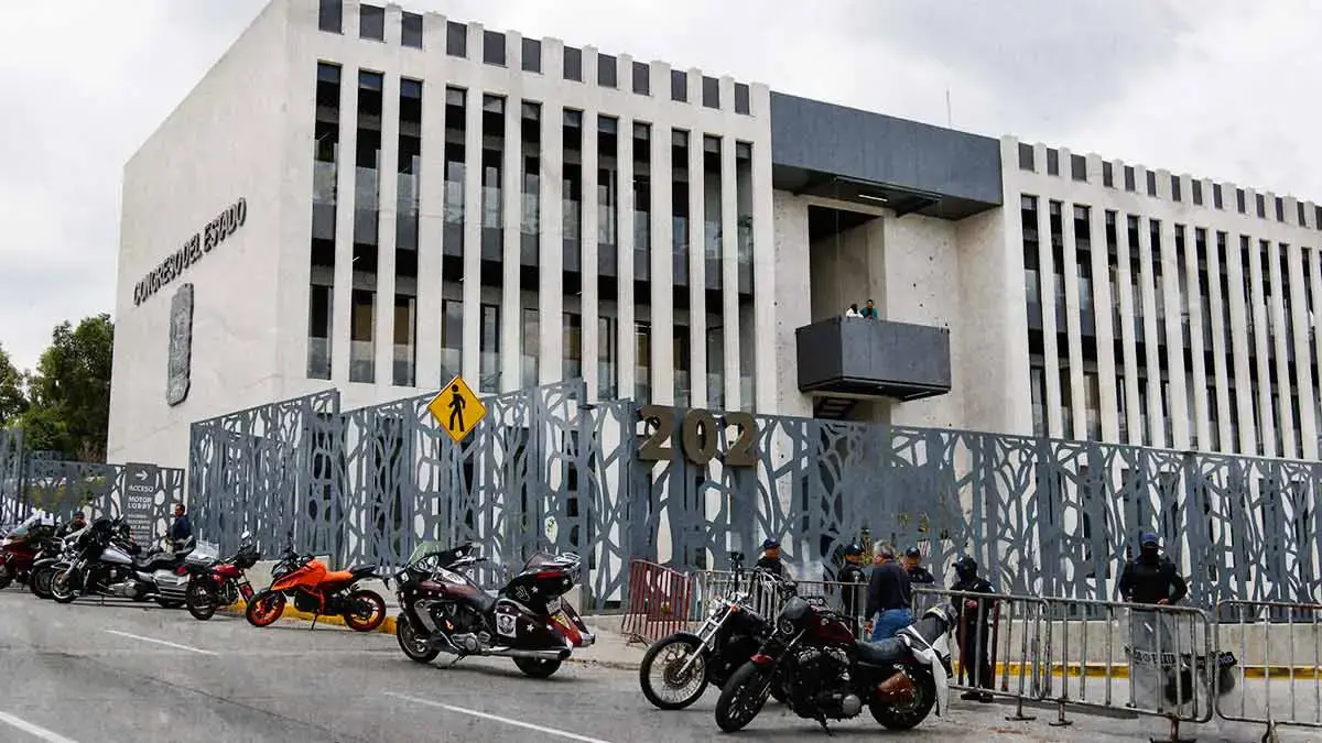 Congreso de Puebla prepara iniciativa para castigar a conductores que modifiquen sus placas 