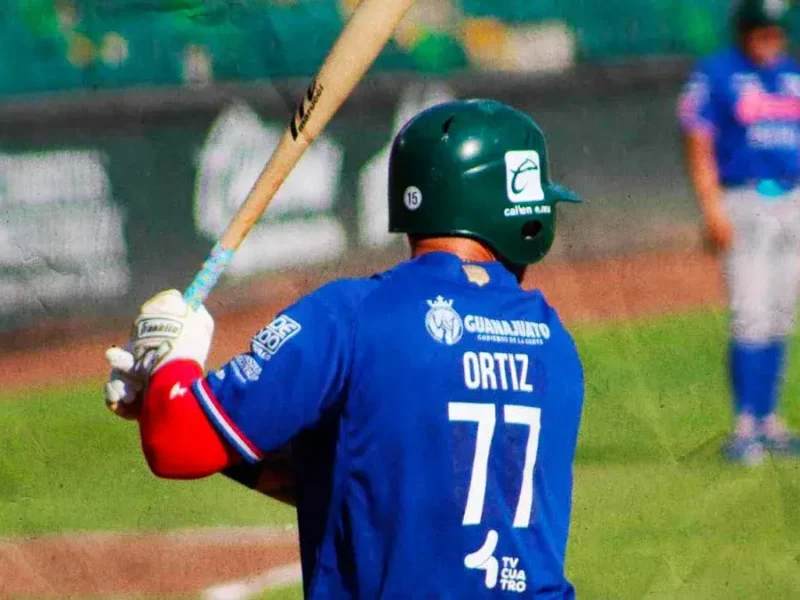 Danny Ortíz pega doble jonrón y logra un récord con Bravos de León en LMB