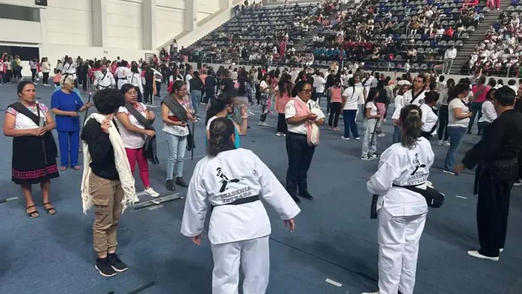 Mujeres de Zacatlán participan en clase de defensa personal con uso de rebozo