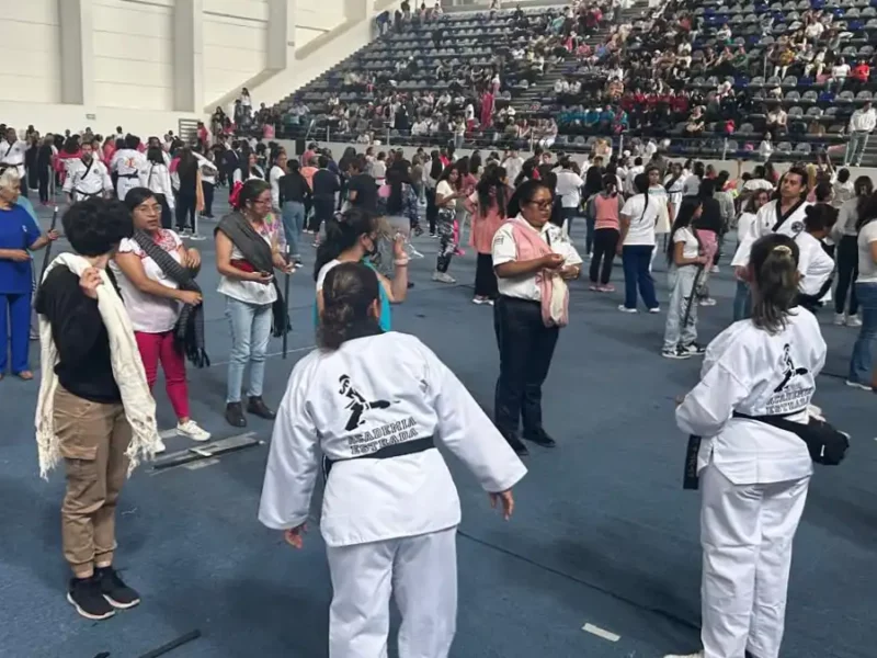 Mujeres de Zacatlán participan en clase de defensa personal con uso de rebozo