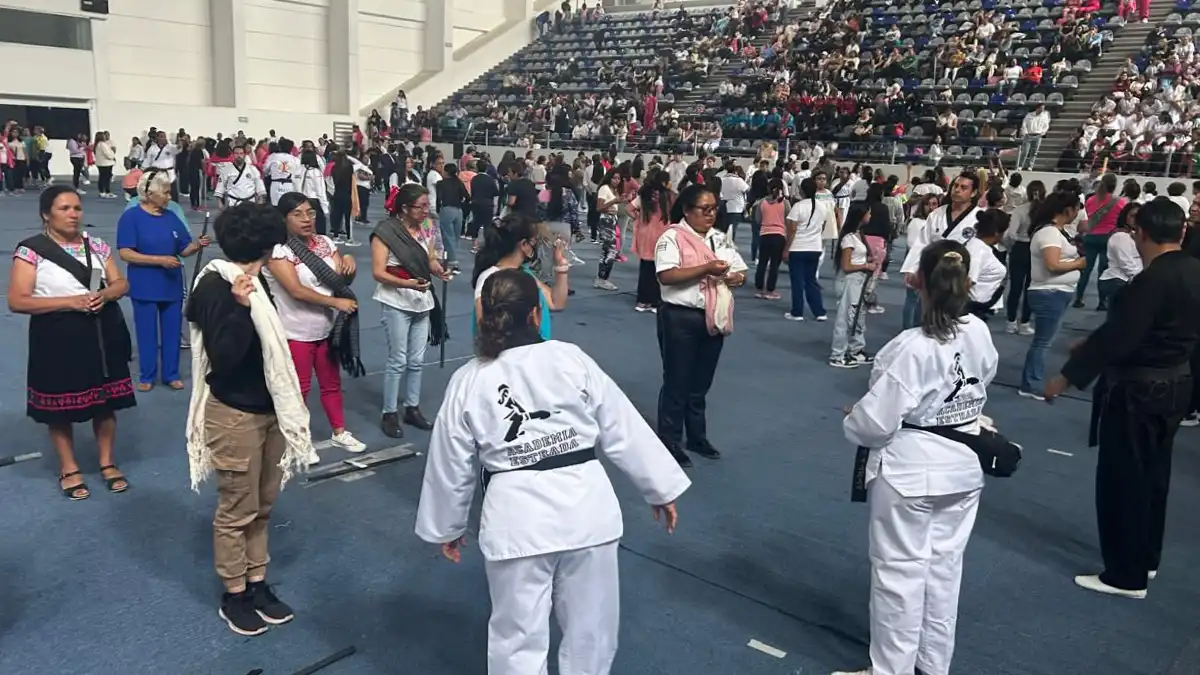 Mujeres de Zacatlán participan en clase de defensa personal con uso de rebozo
