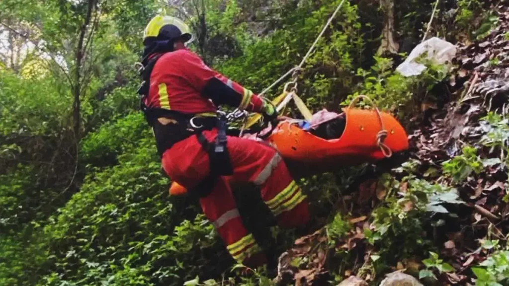 Hombre saltó a una barranca de Bosques de Santa Anita para evitar ser anexado 
