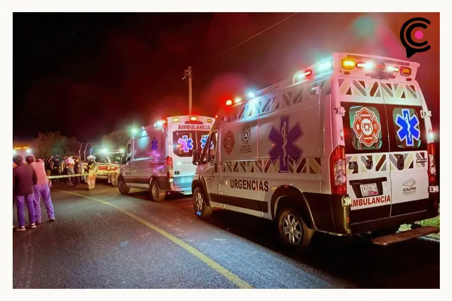 Volcadura de una camioneta de comerciantes dejó tres muertos y ocho heridos en Coxcatlán, Puebla 