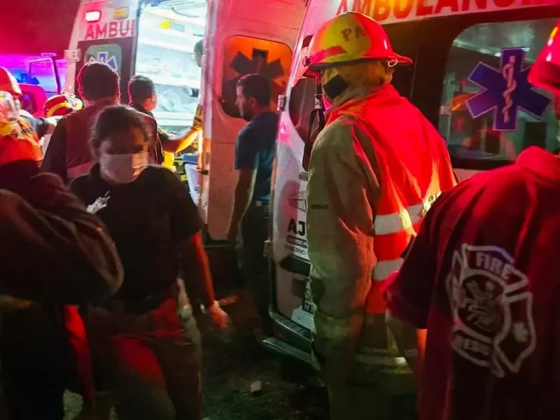 Volcadura de una camioneta de comerciantes dejó tres muertos y ocho heridos en Coxcatlán, Puebla 