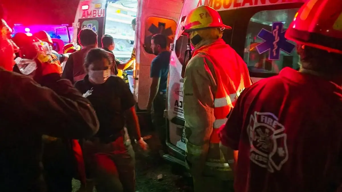 Volcadura de una camioneta de comerciantes dejó tres muertos y ocho heridos en Coxcatlán, Puebla 