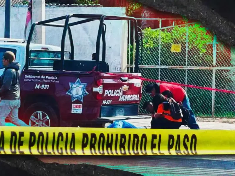 Trabajador murió tras caer 14 metros de un puente en Tehuacán; quitaba propaganda