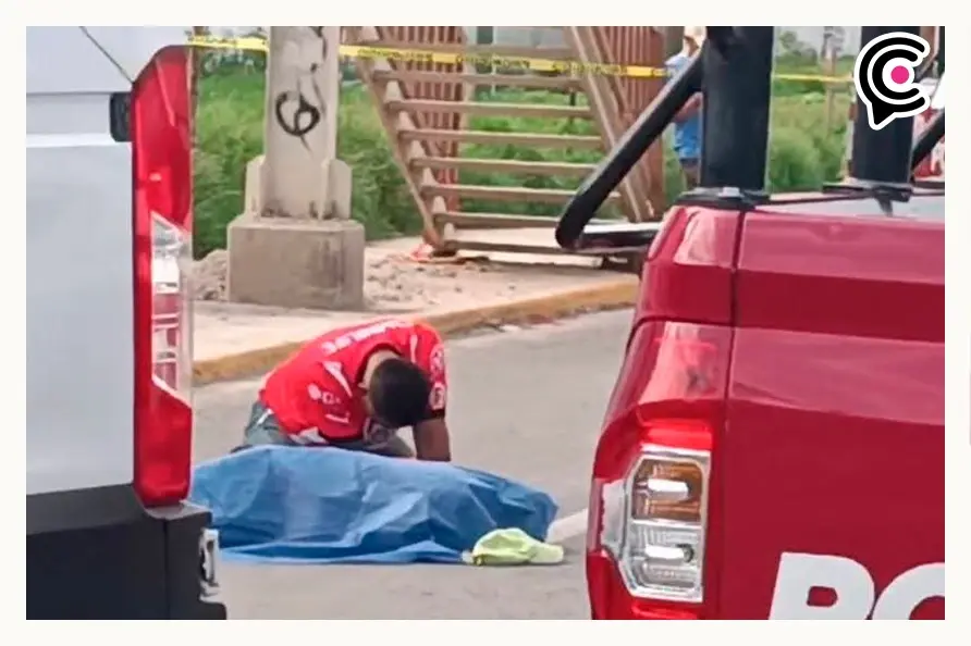 Trabajador murió tras caer 14 metros de un puente en Tehuacán; quitaba propaganda