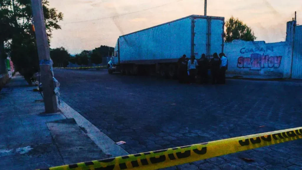 Motociclista murió tras chocar contra tráiler en Tehuacán