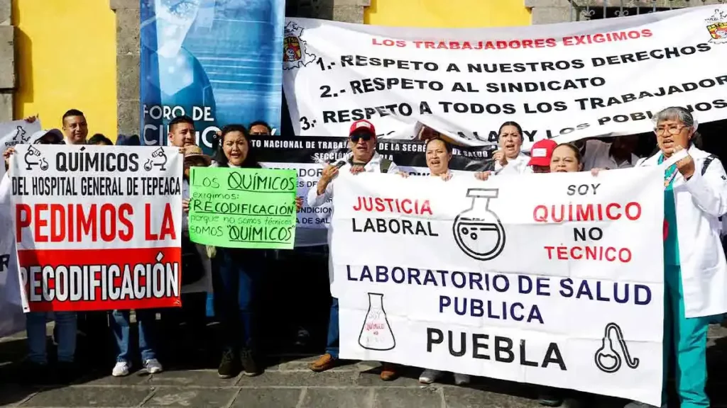 Trabajadores de Salud se manifiestan en Puebla para exigir basificaciones y abasto de medicamentos 