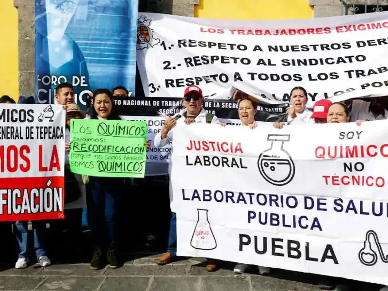 Trabajadores de Salud se manifiestan en Puebla para exigir basificaciones y abasto de medicamentos 