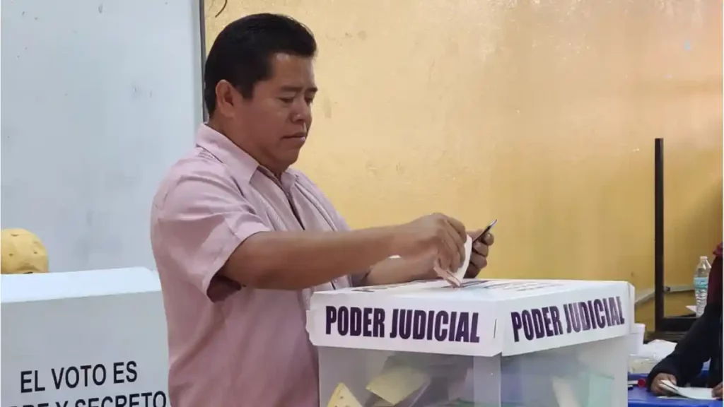 El presidente municipal de Tecamachalco ejerce su voto en histórica elección del Poder Judicial