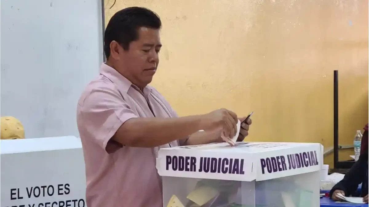 El presidente municipal de Tecamachalco ejerce su voto en histórica elección del Poder Judicial
