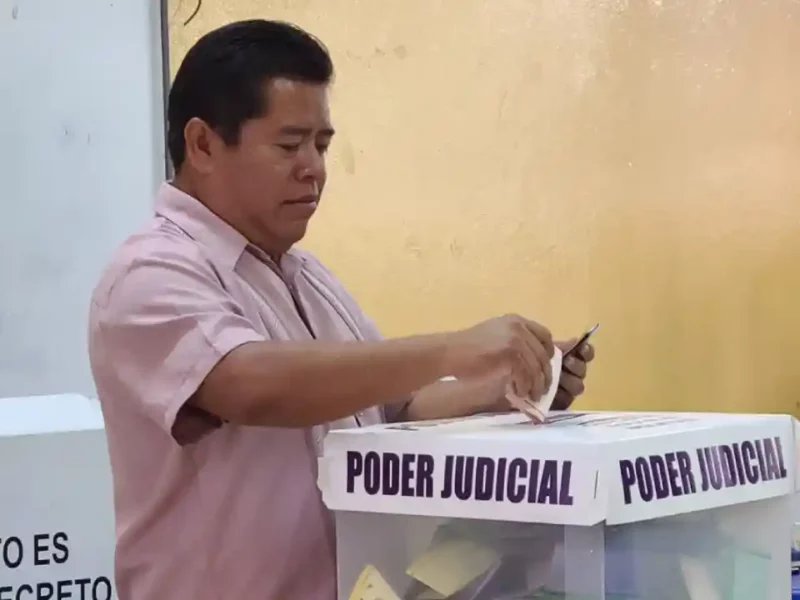 El presidente municipal de Tecamachalco ejerce su voto en histórica elección del Poder Judicial