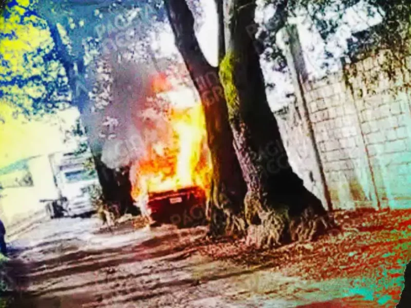 Delincuentes dejan cuerpo en auto y lo incendian en Bosques de Amalucan, Puebla