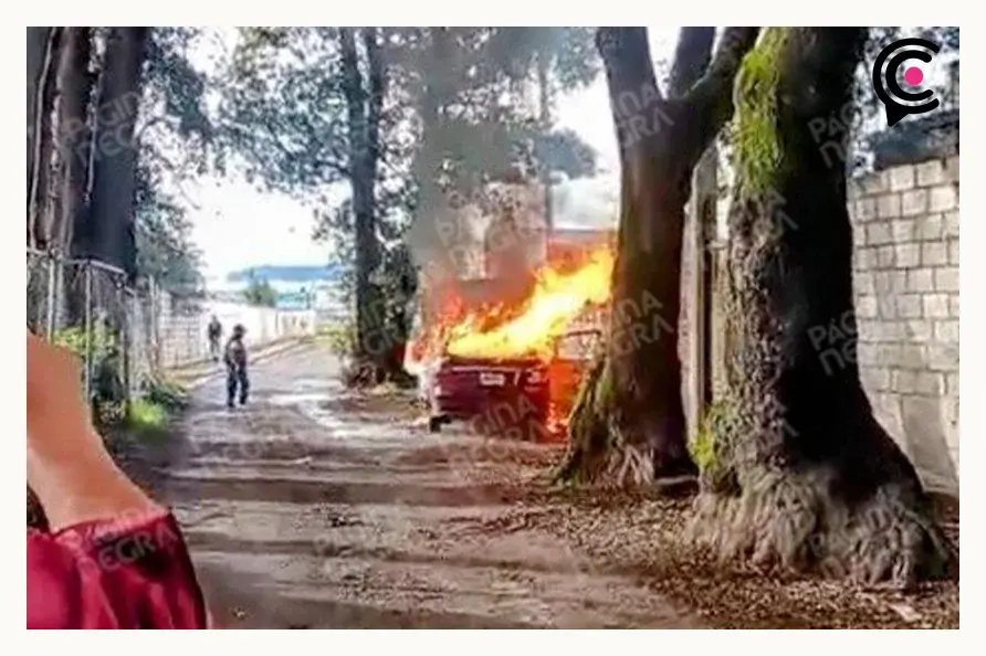 Delincuentes dejan cuerpo en auto y lo incendian en Bosques de Amalucan, Puebla