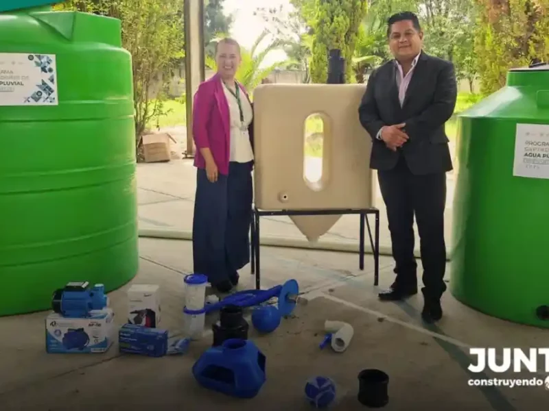 Gobierno de Texmelucan entrega 10 captadores de agua pluvial a escuelas públicas
