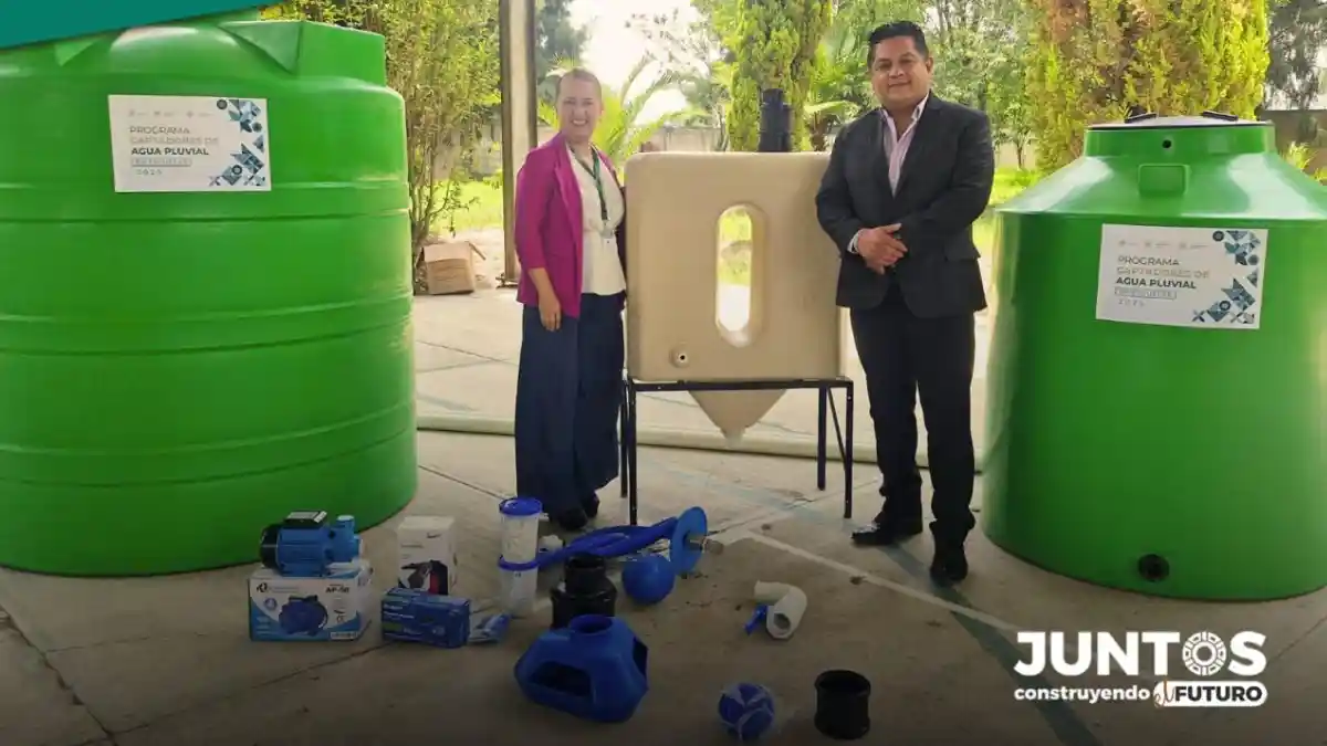 Gobierno de Texmelucan entrega 10 captadores de agua pluvial a escuelas públicas