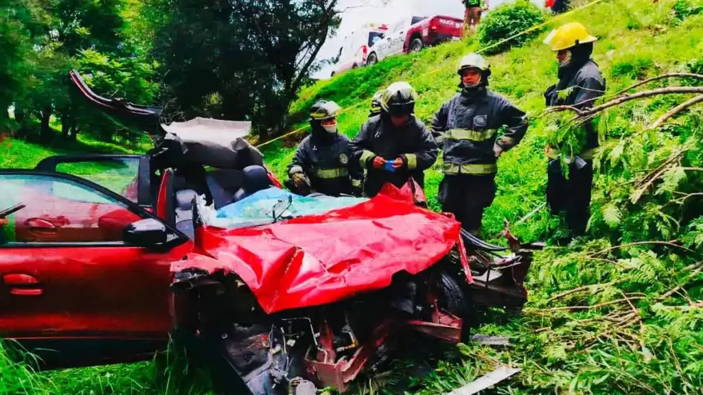 Automovilista murió prensado al chocar su vehículo en el Periférico Ecológico, Puebla