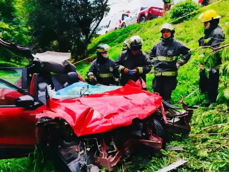 Automovilista murió prensado al chocar su vehículo en el Periférico Ecológico, Puebla