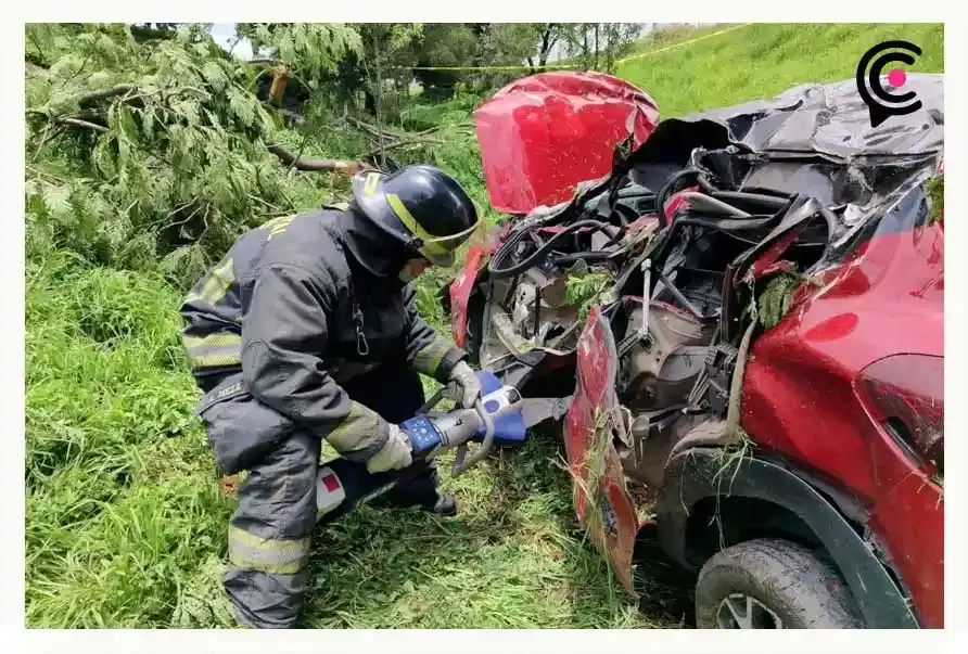Automovilista murió prensado al chocar su vehículo en el Periférico Ecológico, Puebla