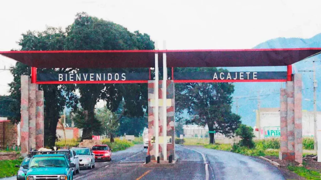 Delincuentes abandonan el cuerpo maniatado de un hombre, en Acajete