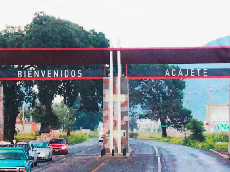 Delincuentes abandonan el cuerpo maniatado de un hombre, en Acajete
