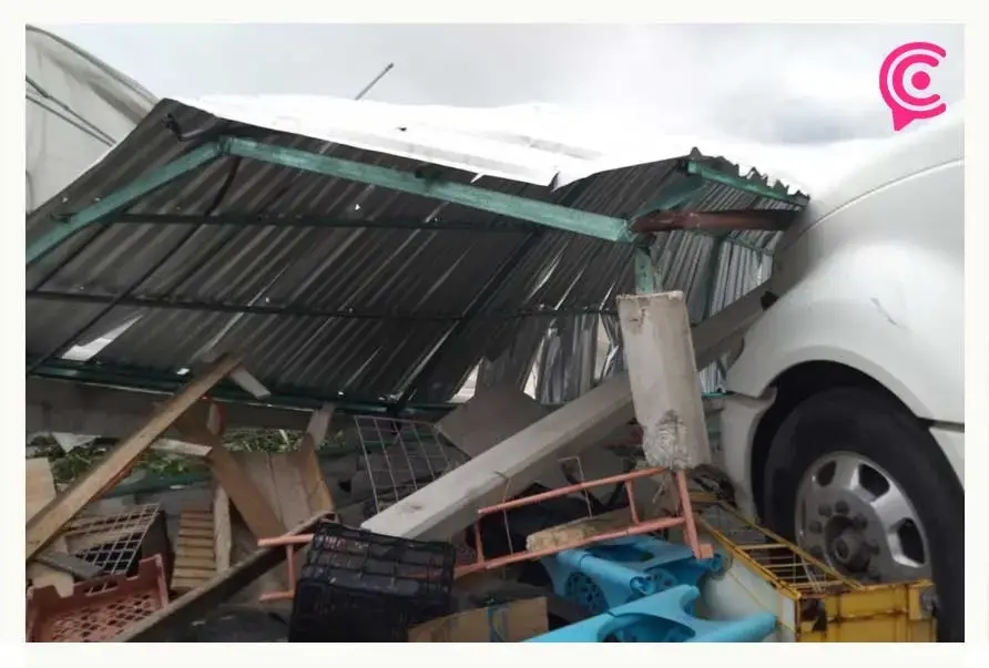 Tornado en Chignahuapan deja daños en casas, invernaderos y vehículos