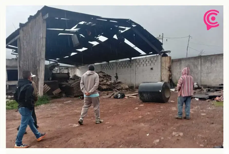 Tornado en Chignahuapan deja daños en casas, invernaderos y vehículos