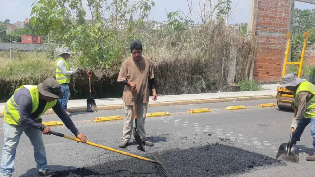 Avanza el programa de bacheo impulsado por la presidenta Ariadna Ayala en Atlixco