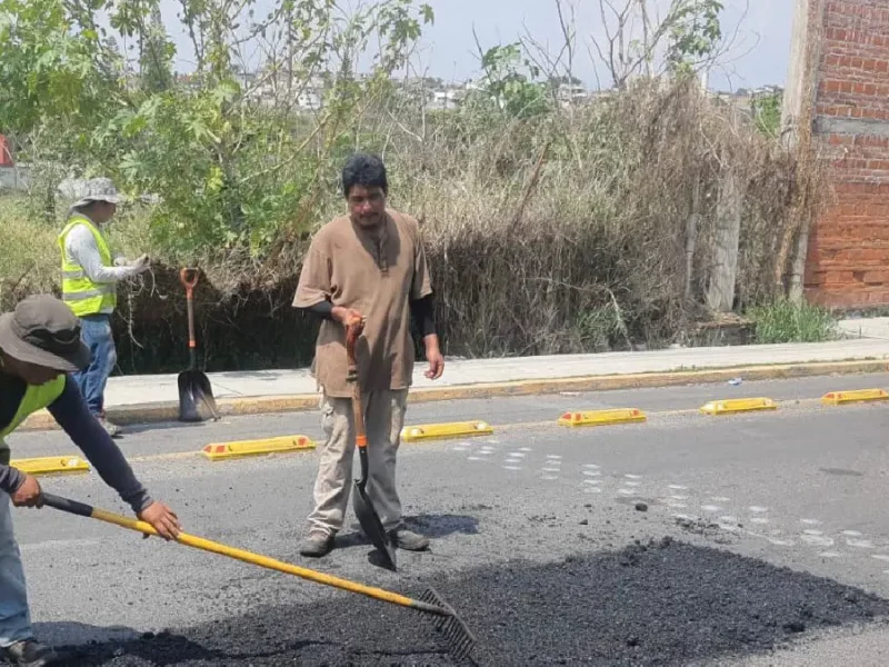 Avanza el programa de bacheo impulsado por la presidenta Ariadna Ayala en Atlixco