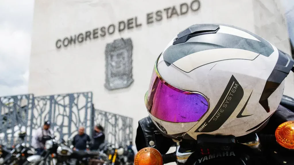 Comisiones del Congreso aprueban que motociclistas de Puebla porten placa en casco de forma obligatoria