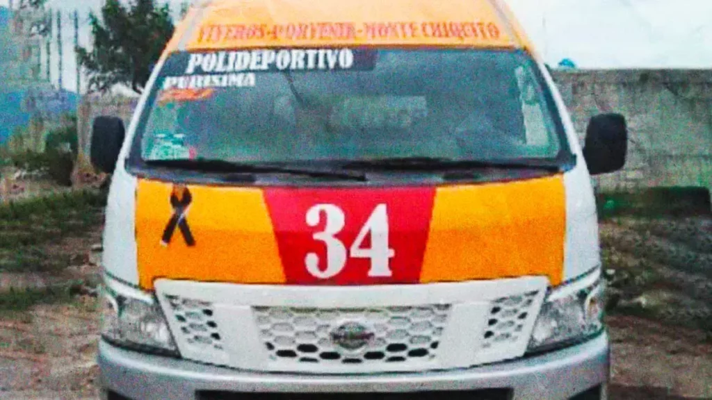 Chofer de Ruta 34 queda prensado tras choque contra camión en Tehuacán, Puebla