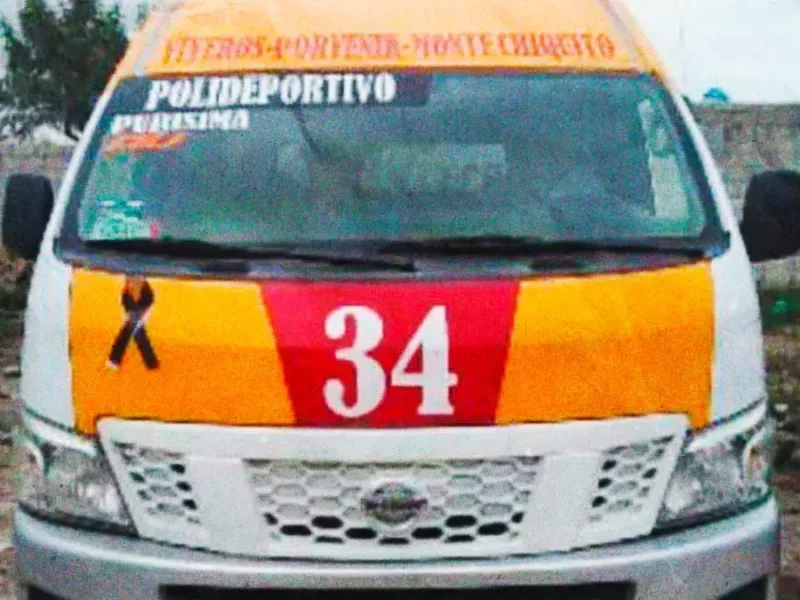 Chofer de Ruta 34 queda prensado tras choque contra camión en Tehuacán, Puebla