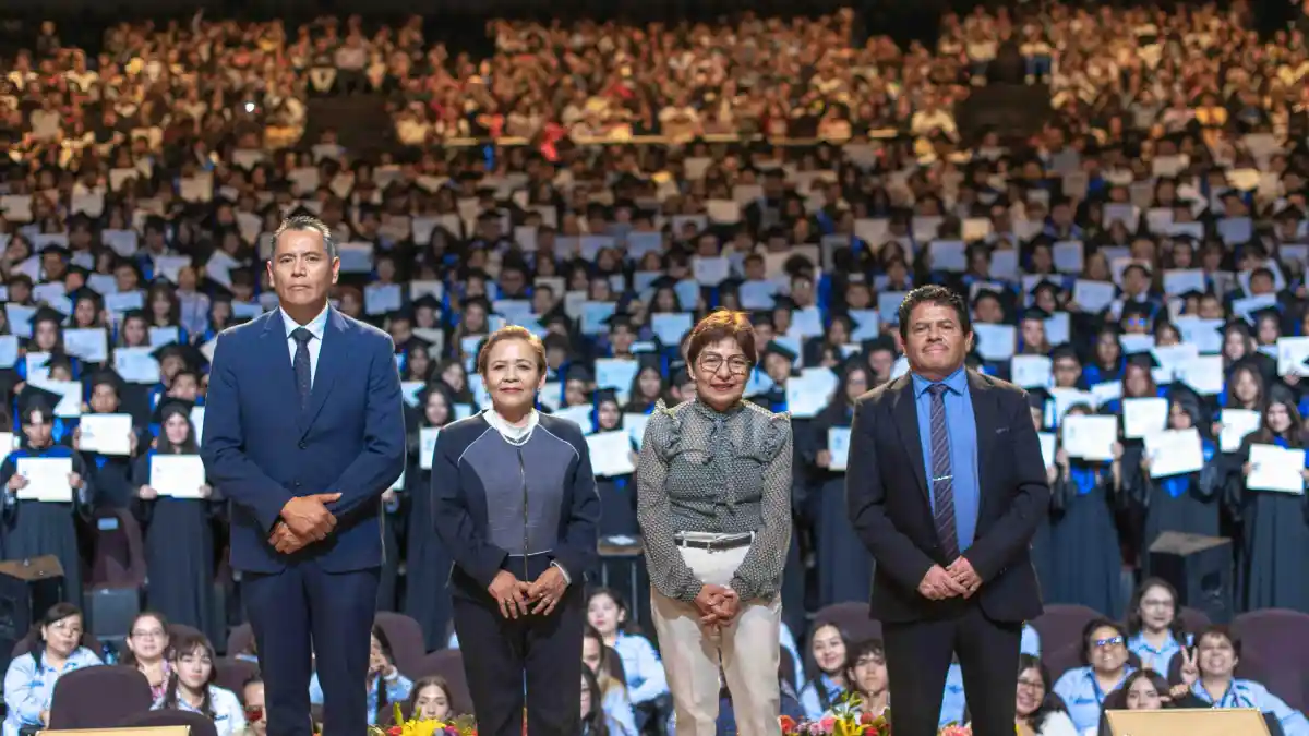 Concluyen sus estudios 745 alumnos de la Preparatoria 2 de Octubre de 1968