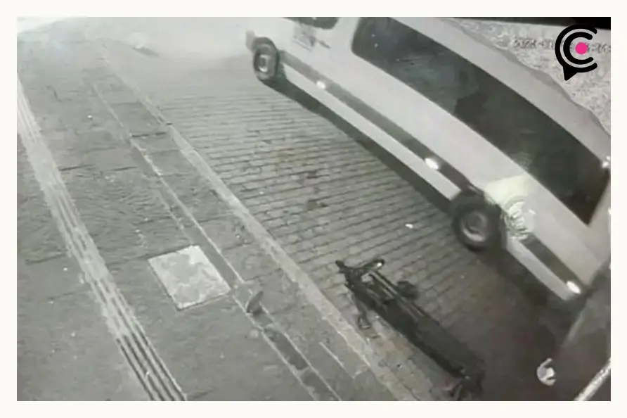Conductor de camioneta destruye banca y luminaria de la Calle de los Dulces en Puebla