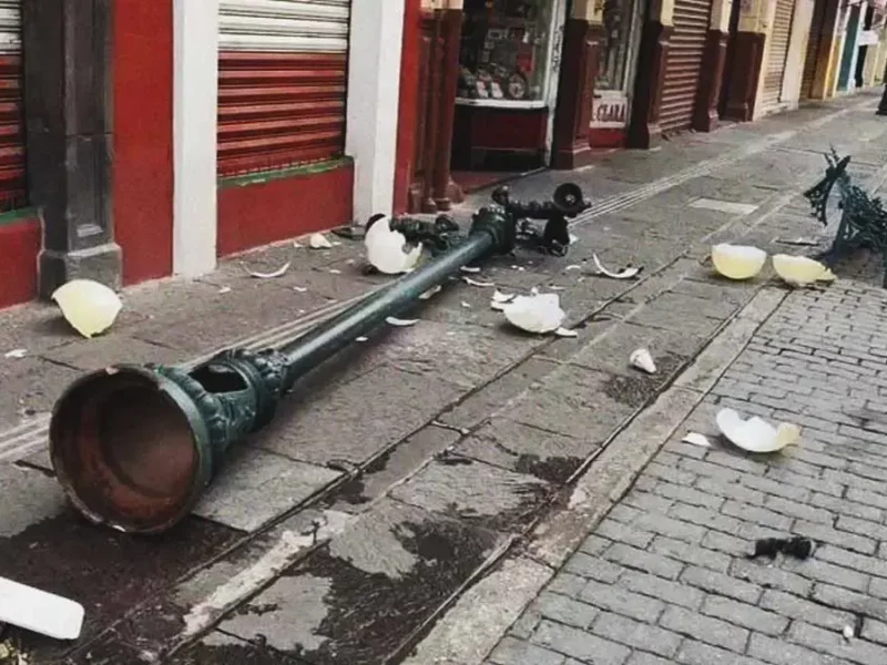 Conductor de camioneta destruye banca y luminaria de la Calle de los Dulces en Puebla