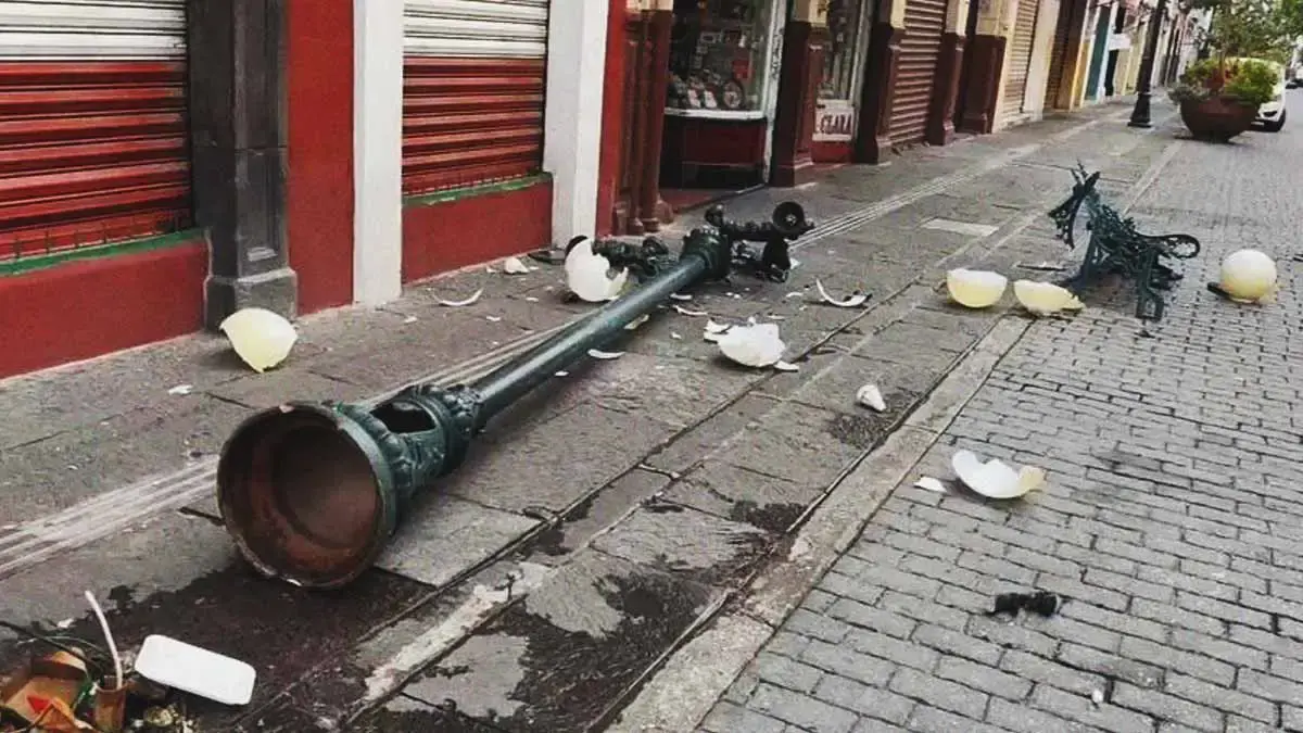 Conductor de camioneta destruye banca y luminaria de la Calle de los Dulces en Puebla