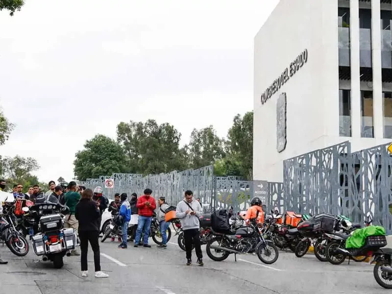 Congreso de Puebla aprobó que motociclistas usen número de identificación en su casco 