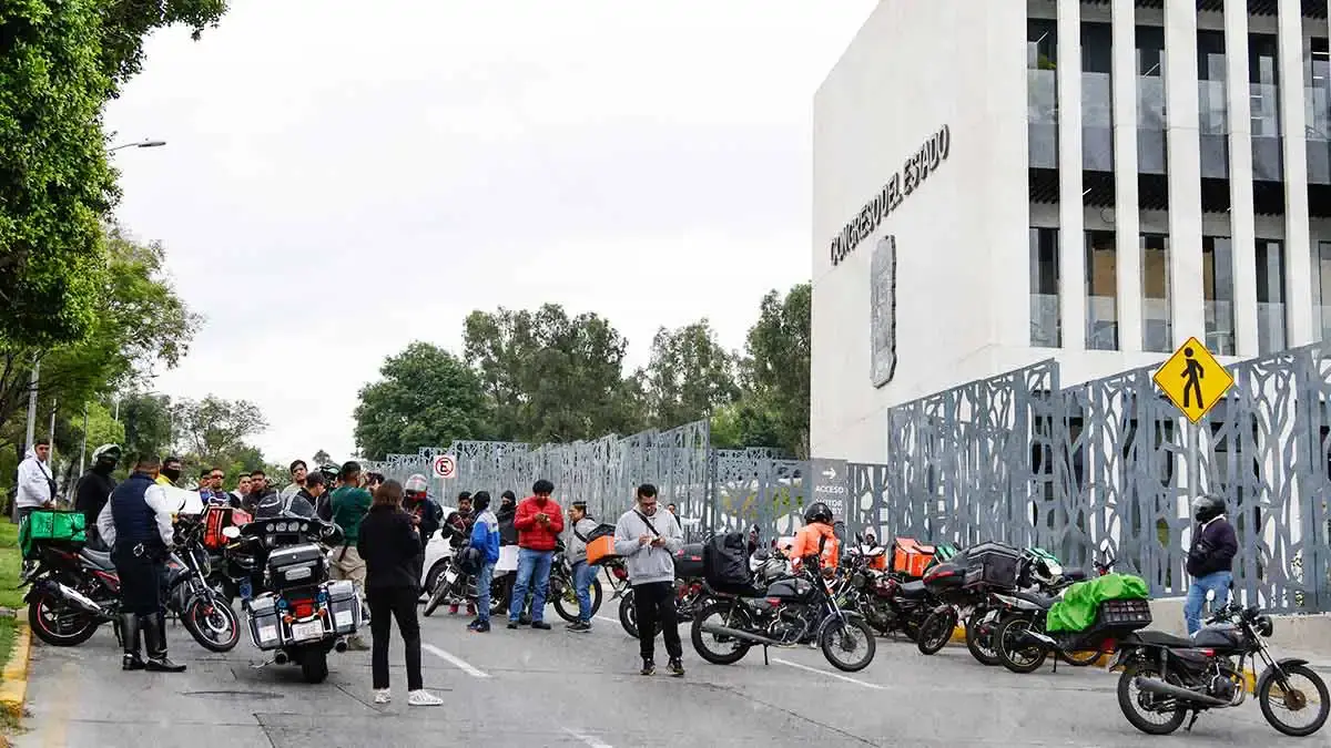 Congreso de Puebla aprobó que motociclistas usen número de identificación en su casco