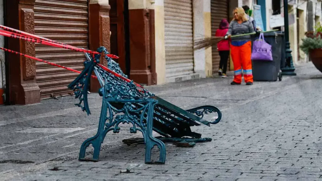 Ayuntamiento de Puebla repondrá mobiliario urbano dañado por camioneta en la Calle de los Dulces  