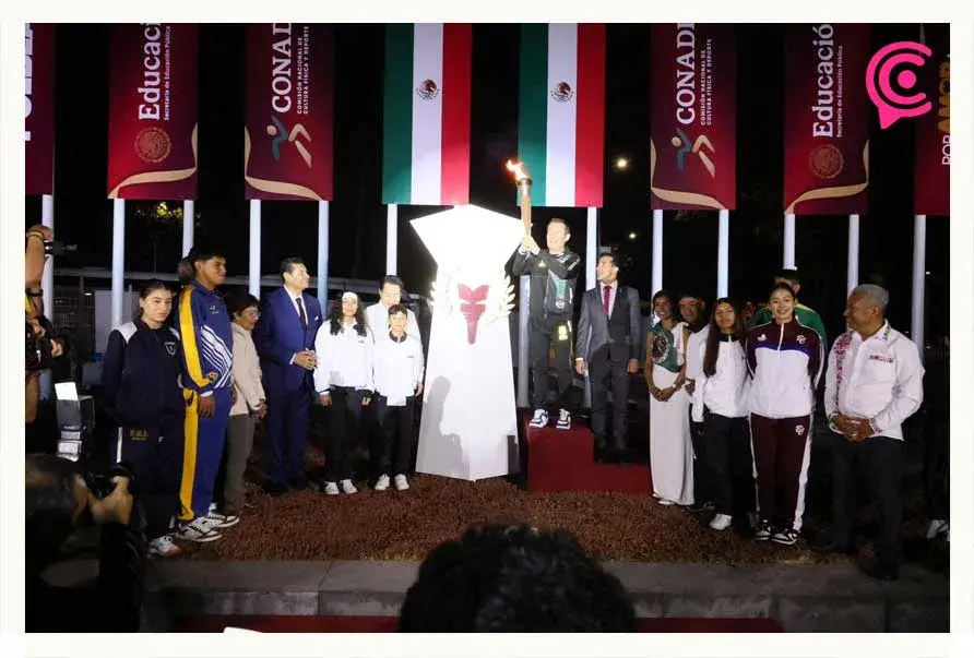 Enciende Julio César Chávez pebetero de los Juegos Deportivos Nacionales Escolares Puebla 2025 
