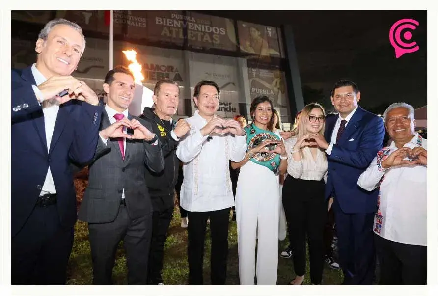 Enciende Julio César Chávez pebetero de los Juegos Deportivos Nacionales Escolares Puebla 2025 