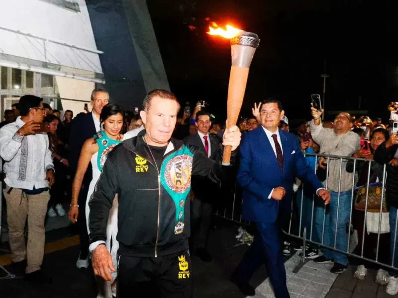 Enciende Julio César Chávez pebetero de los Juegos Deportivos Nacionales Escolares Puebla 2025 