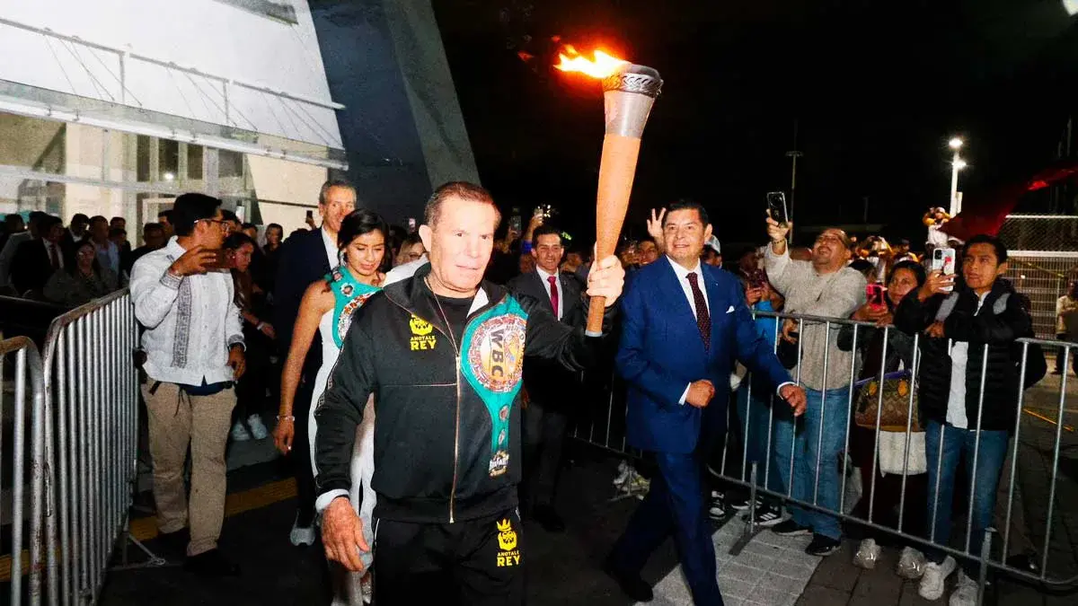 Enciende Julio César Chávez pebetero de los Juegos Deportivos Nacionales Escolares Puebla 2025 