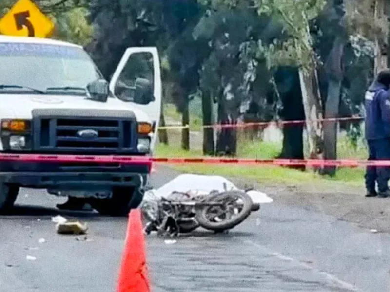 Motociclista murió tras chocar contra auto sobre la carretera federal Puebla-Atlixco; detuvieron al automovilista