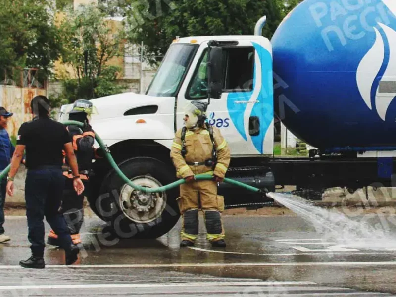 Fuga de pipa de gas obliga a evacuar 20 casas en San Bartolo Flor del Bosque, Puebla