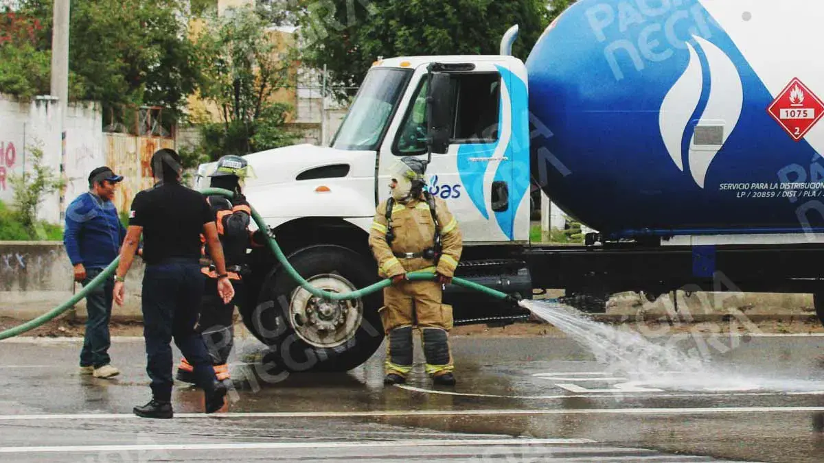 Fuga de pipa de gas obliga a evacuar 20 casas en San Bartolo Flor del Bosque, Puebla