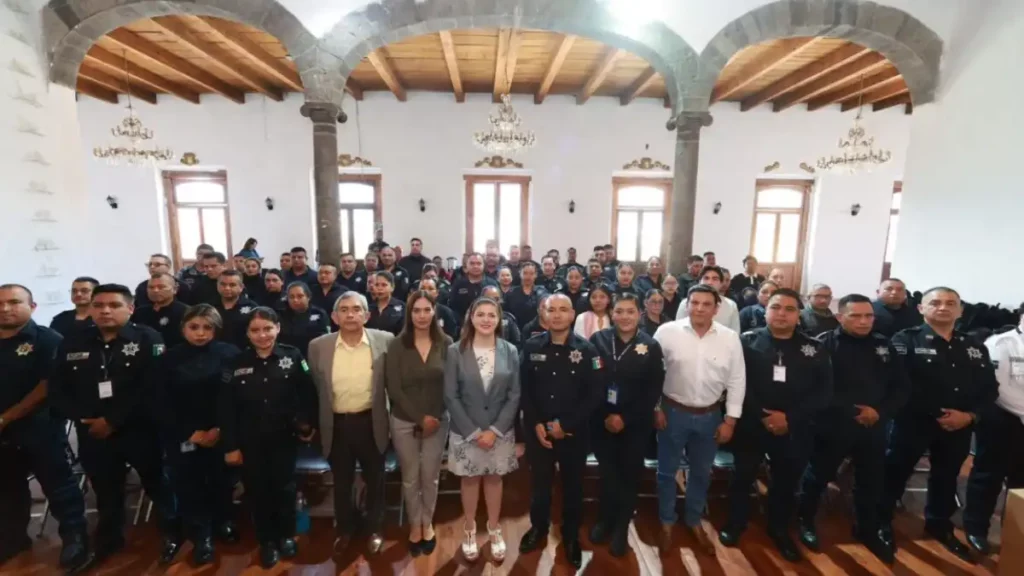Bety Sánchez entrega uniformes y equipamiento a policías