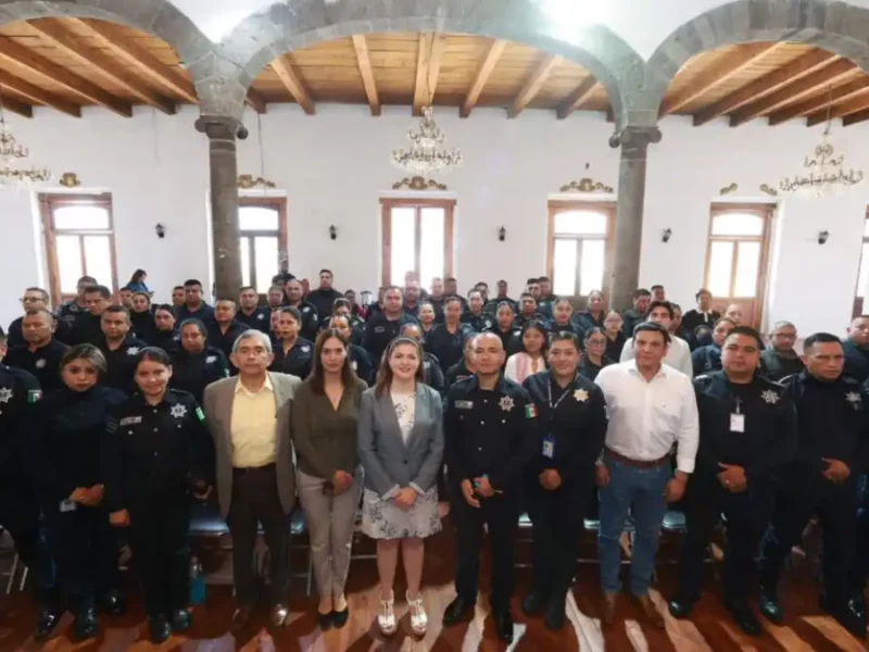 Bety Sánchez entrega uniformes y equipamiento a policías