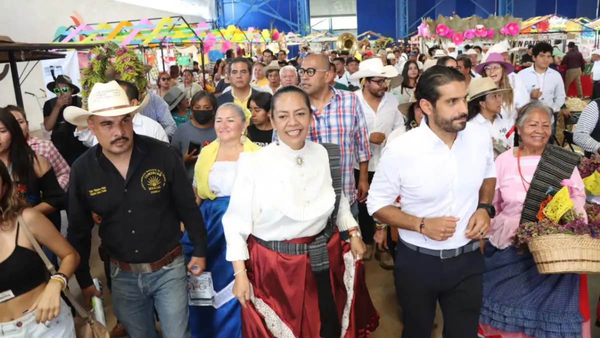 Ariadna Ayala presidenta municipal inaugura la Feria del Mezcal y del Pulque en Atlixco